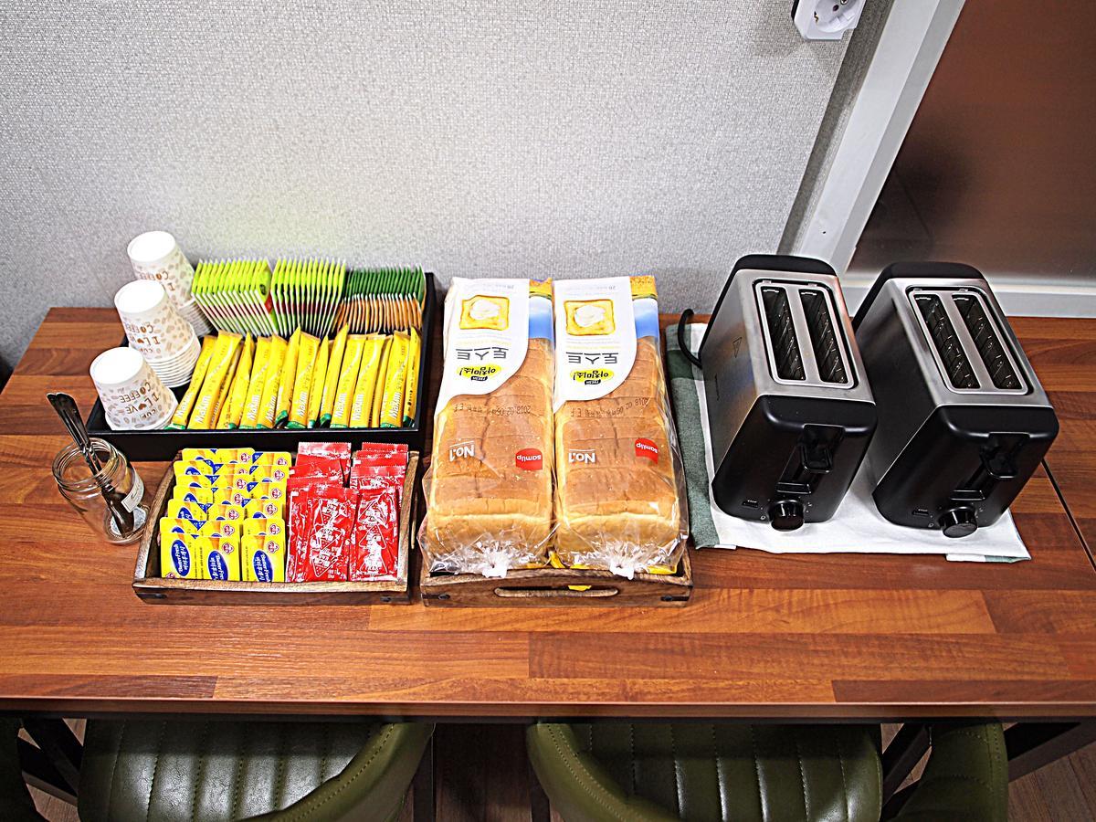 Hostel Gaon Sinchon Seul Esterno foto