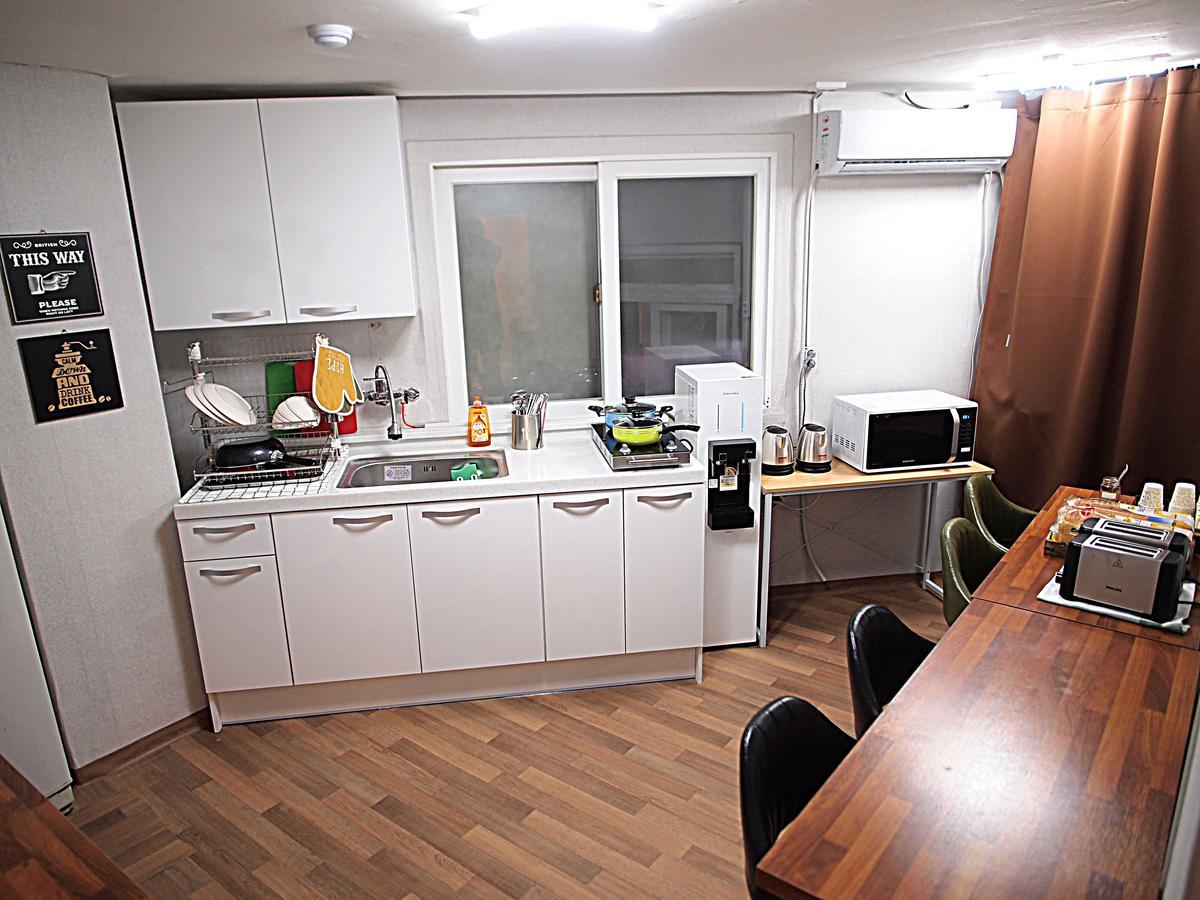 Hostel Gaon Sinchon Seul Esterno foto